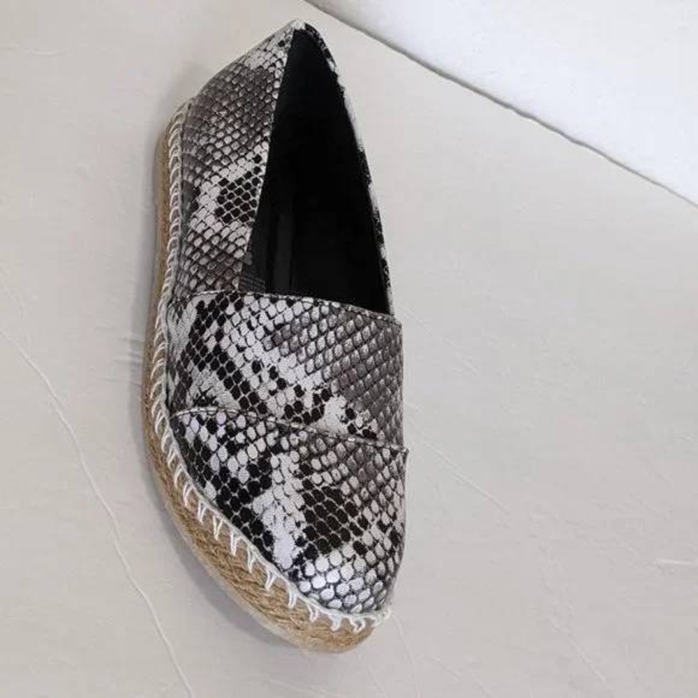 Secrets Shoes Women's Black White Snake Print Slip On Espadrille Flats 9 NEW - Picture 5 of 6